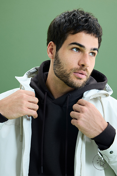 Modelo veste moletom com capuz preto e jaqueta corta-vento off-white