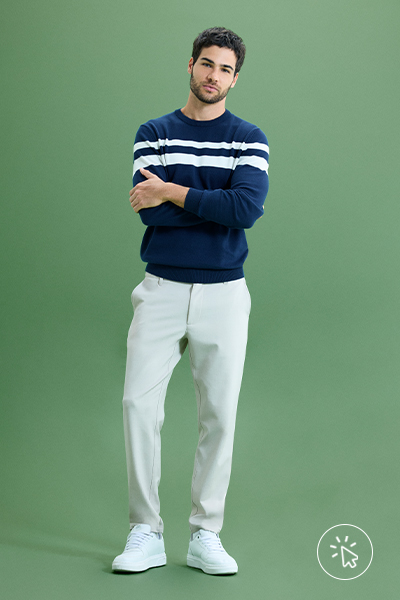 Modelo veste suéter de tricô masculino azul marinho e calça jeans lavagem clara