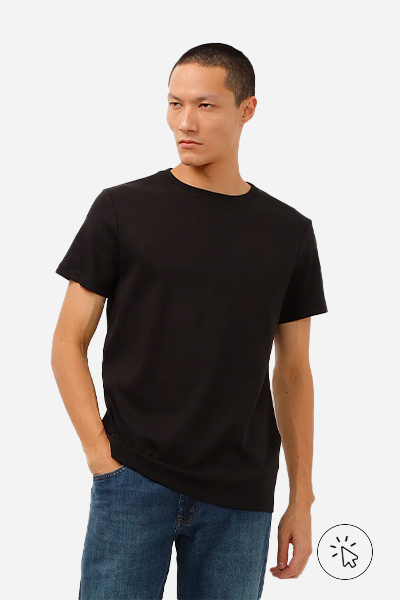 Modelo usando uma camiseta slim algodão peruano masculina