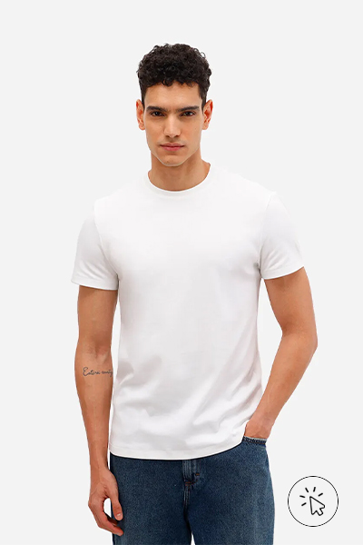 Modelo usando uma camiseta slim algodão peruano masculina