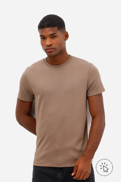 Modelo usando uma camiseta slim algodão peruano masculina