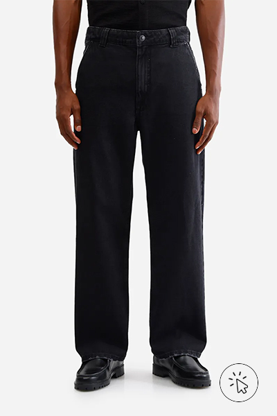 Modelo usando uma calça escura