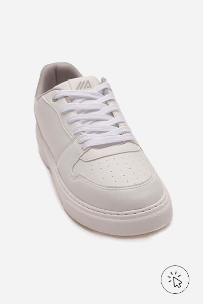 Still de um tênis off white