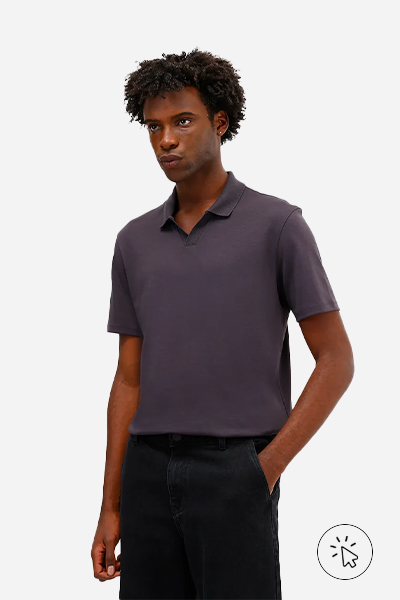 Modelo usando uma camiseta polo algodão peruano azul