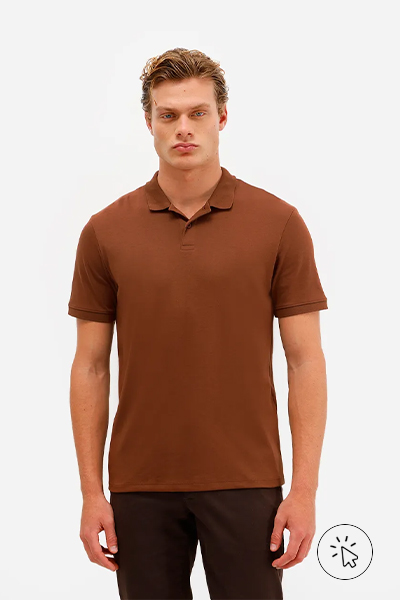 Modelo usando uma camiseta polo algodão peruano marrom