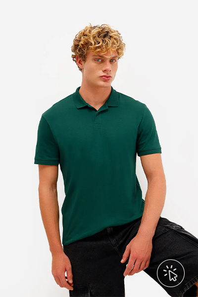 Modelo usando uma camiseta polo algodão peruano verde