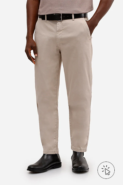 Modelo usando uma calça chino