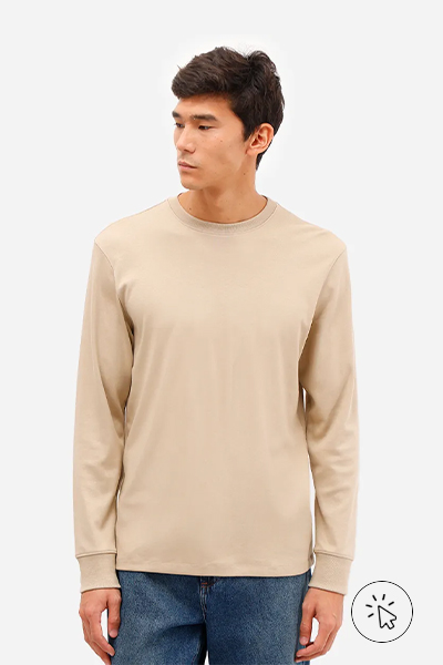 Modelo usando uma camiseta básica masculina manga longa em algodão peruano bege