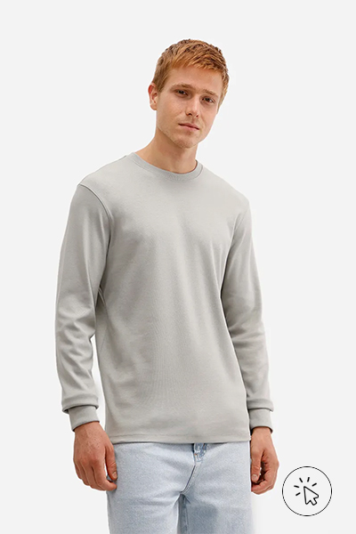 Modelo usando uma camiseta básica masculina manga longa em algodão peruano cinza