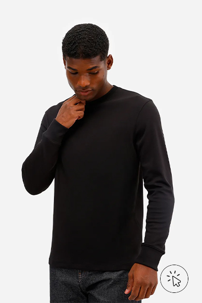 Modelo usando uma camiseta básica masculina manga longa em algodão peruano preta