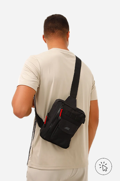 Modelo está de costas com camiseta e uma bolsa transversal