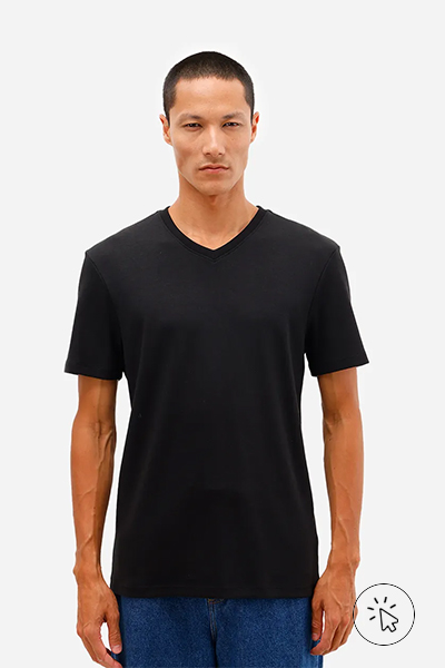 O modelo está usando uma camiseta de algodão peruano com gola V