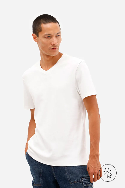 O modelo está usando uma camiseta branca de algodão peruano com gola V