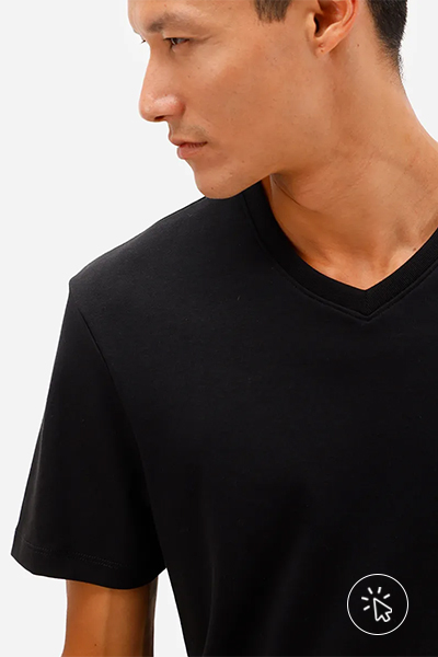O modelo está usando uma camiseta de algodão peruano com gola V