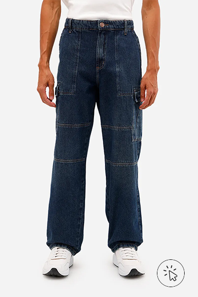Foto das pernas do modelo, que está usando uma baggy jeans