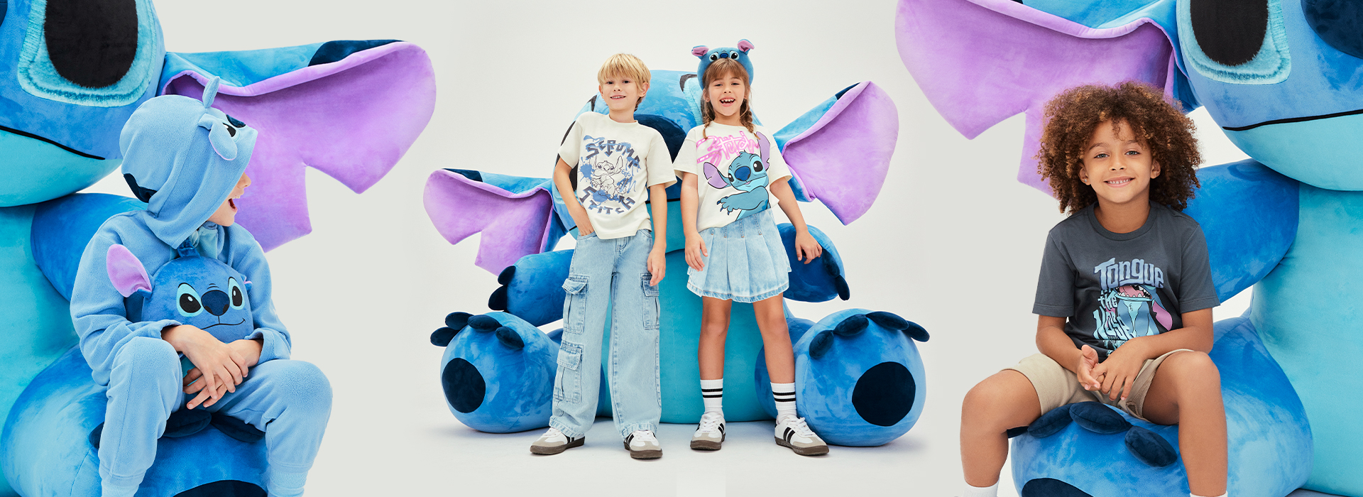 Na imagem temos a montagem de três fotos com modelos mirins vestindo a coleção Stitch da C&A. Eles estão próximos ao um boneco gigante do personagem.