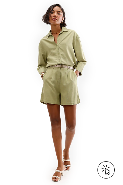 A modelo está usando um conjunto de alfaiataria verde com camisa, short e sandália de tiras- o que comprar para o dia das mães