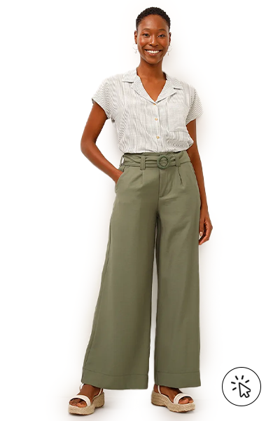 A modelo está usando uma calça pantalona verde, uma camisa de manga curta e flatform nos pés- o que comprar para o dia das mães