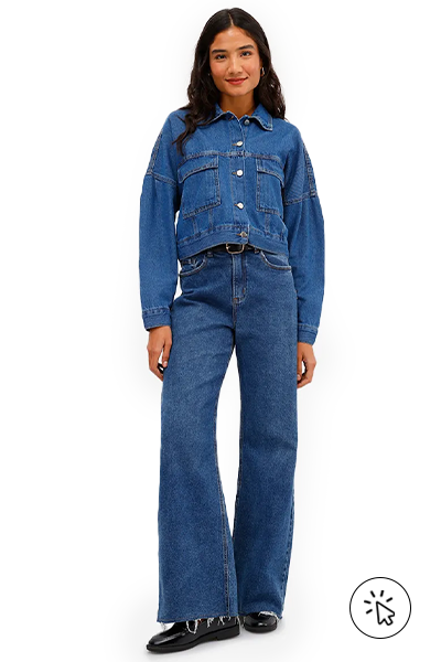 A modelo está usando um look todo jeans com jaqueta cropped e wide leg- o que comprar para o dia das mães
