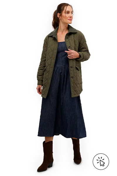 A modelo está usando um vestido mídi jeans, uma bota de cano alto e uma jaqueta parka verde militar- o que comprar para o dia das mães