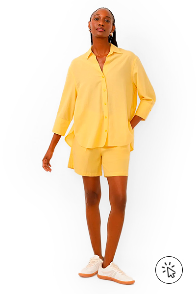 A modelo está usando um short e uma camisa amarelos e um tênis off white - o que dar de presente de dia das mães - o que comprar para o dia das mães - roupa para o dia das mães