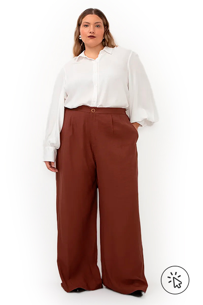 A modelo está usando uma calça pantalona marrom de alfaiataria, uma camisa off-white e salto nos pés - o que dar de presente de dia das mães - o que comprar para o dia das mães - roupa para o dia das mães