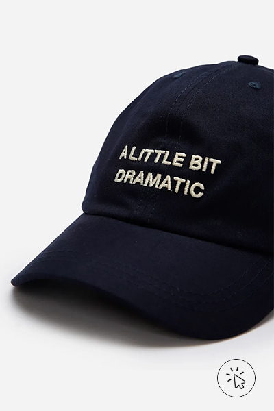 Boné de sarja aba curva azul marinho com o bordado "A little bit dramatic" na cor off-white