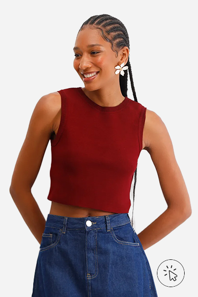 Modelo veste cropped de tricô com viscose e saia mídi jeans