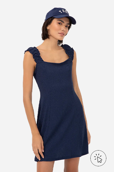 Modelo veste vestido curto alça franzida azul marinho
