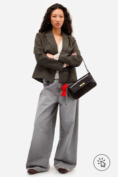 Modelo veste blazer listrado marrom e bege, blusa branca e calca skater feminina jeans cintura média cinza