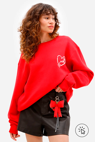 Modelo veste blusão unissex de moletom All You Need Is Love vermelho