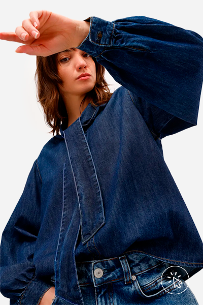 Modelo veste camisa feminina jeans gola laço by Antonio Frajado 