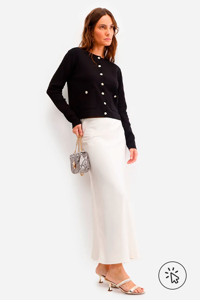 Modelo veste cardian feminino de tricô com bolsos preto e calça branca