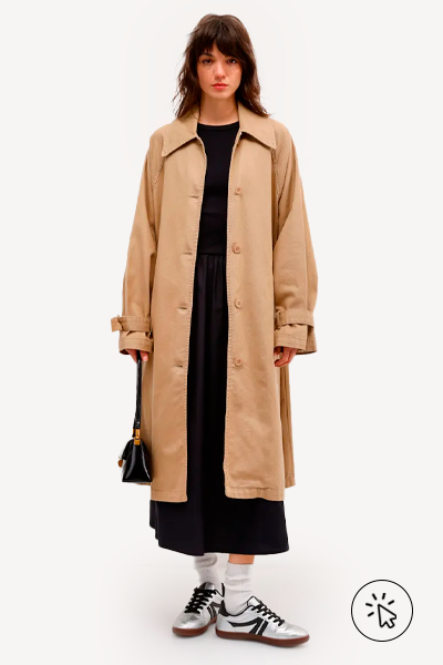 Modelo veste trench coat feminino de sarja by Rita Lazzarotti
