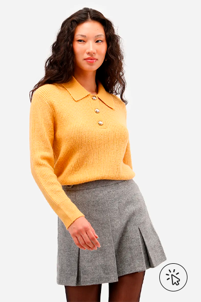Modelo veste suéter feminino de tricô com gola manga longa amarelo