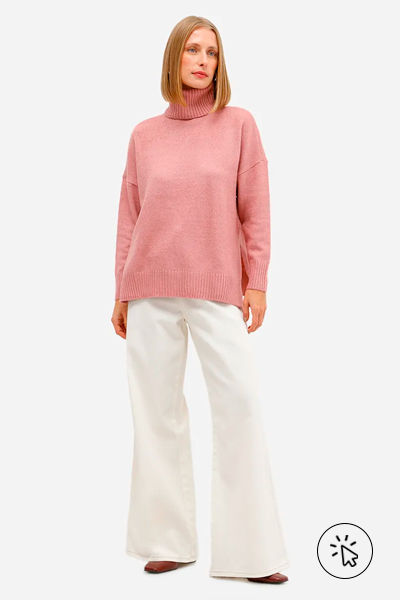 Modelo veste suéter feminino de tricô oversized gola alta rosa e calça wide leg off-white