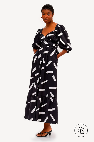 Modelo veste vestido longo feminino manga bufante estampado by Babi Louise