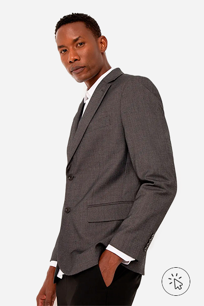 Modelo veste blazer texturizado com bolsos e ombreiros na cor chumbo, camisa social branca e calça de alfaiataria preta - o que é um traje esporte fino - traje esporte fino - look esporte fino masculino - look esporte fino - estilo esporte fino
