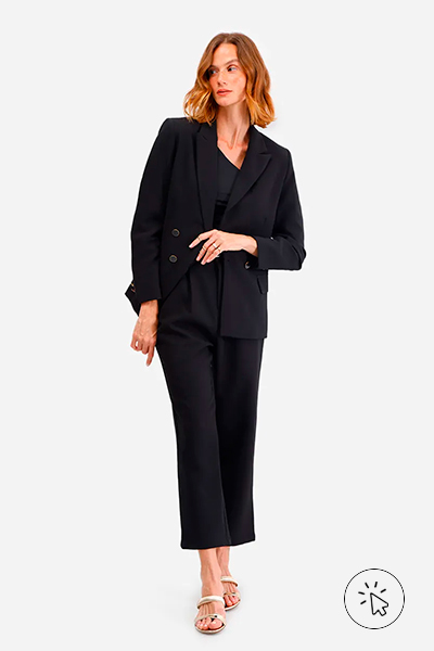 Modelo veste blazer feminino de alfaiataria preto e calça de alfaiataria na mesma cor - o que é um traje esporte fino - traje esporte fino - look esporte fino feminino - look esporte fino - estilo esporte fino