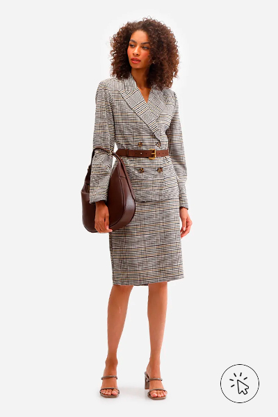 Modelo veste blazer feminino de alfaiataria xadrez marrom e saia mídi na mesma cor e padronagem - o que é um traje esporte fino - traje esporte fino - look esporte fino feminino - look esporte fino - estilo esporte fino