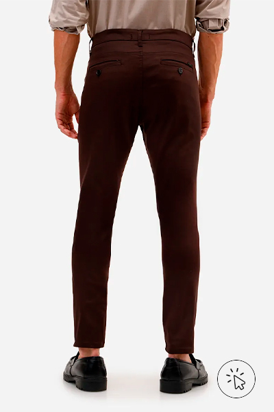 Modelo veste calça carrot masculina de sarja marrom - o que é um traje esporte fino - traje esporte fino - look esporte fino masculino - look esporte fino - estilo esporte fino