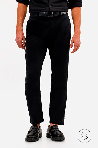 Modelo veste calça chino slim masculina de sarja preta - o que é um traje esporte fino - traje esporte fino - look esporte fino masculino - look esporte fino - estilo esporte fino