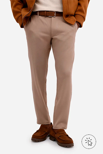 Modelo veste calça masculina alfaiatada com elástico e bolsos - o que é um traje esporte fino - traje esporte fino - look esporte fino masculino - look esporte fino - estilo esporte fino