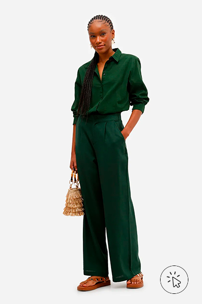 Modelo veste camisa feminina com linho verde escura e calça wide leg com linho na mesma cor - o que é um traje esporte fino - traje esporte fino - look esporte fino feminino - look esporte fino - estilo esporte fino
