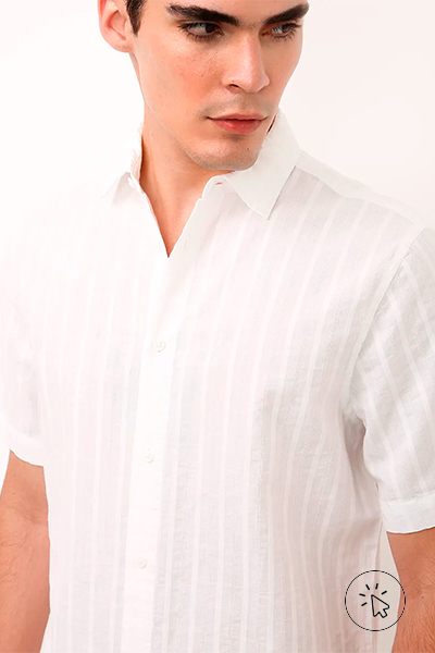Modelo veste camisa de algodão texturizada branca de mangas curtas - o que é um traje esporte fino - traje esporte fino - look esporte fino masculino - look esporte fino - estilo esporte fino