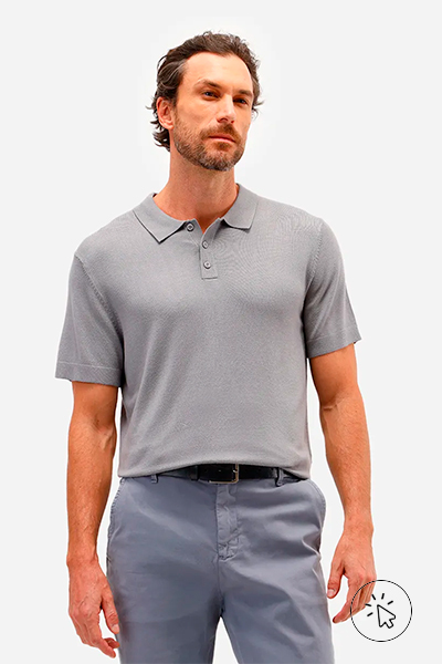 Modelo veste polo comfort masculina de tricô manga curta cinza - o que é um traje esporte fino - traje esporte fino - look esporte fino masculino - look esporte fino - estilo esporte fino