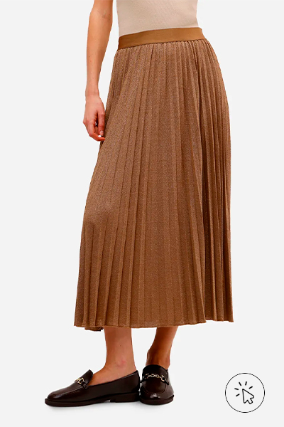 Modelo veste saia mídi feminina plissada com lurex dourada - o que é um traje esporte fino - traje esporte fino - look esporte fino feminino - look esporte fino - estilo esporte fino