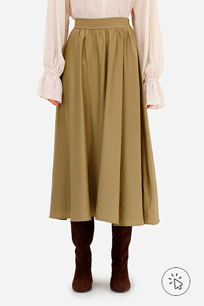 Modelo veste saia mídi godê feminina texturizada verde - o que é um traje esporte fino - traje esporte fino - look esporte fino feminino - look esporte fino - estilo esporte fino