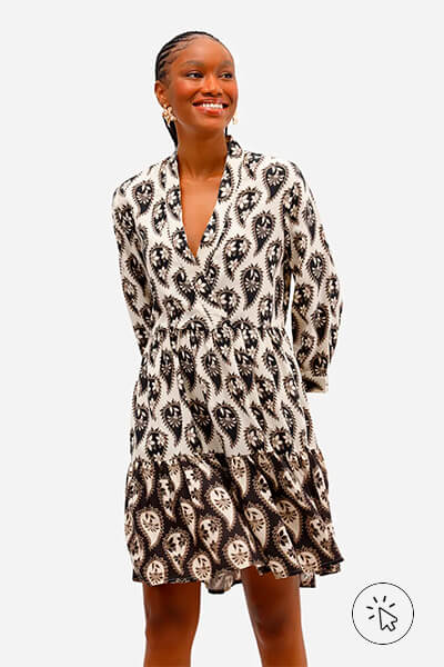 Modelo veste vestido curto feminino de viscose paisley preto e off-white- o que é boho - o que é o estilo boho - o que é boho chic - look boho chic - look boho - estilo boho chic no trabalho