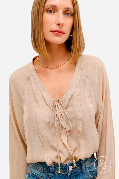 Modelo veste bata feminina com babados texturizada bege- o que é boho - o que é o estilo boho - o que é boho chic - look boho chic - look boho - estilo boho chic no trabalho
